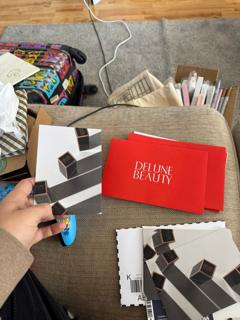 Cartes imprimées Delune Beauty et enveloppes rouges prêtes pour l’emballage