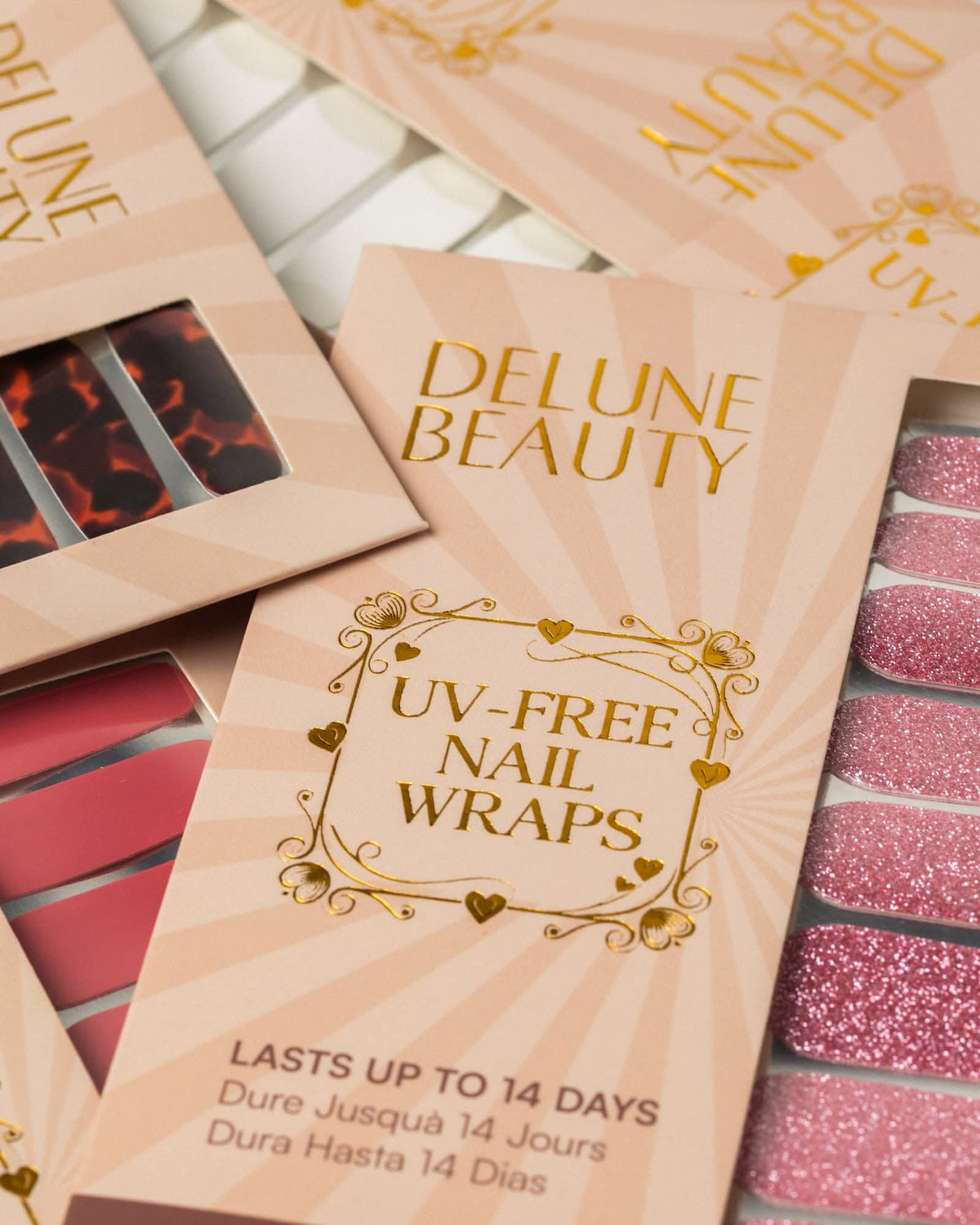 Glitter Bug (autocollants pour ongles sans UV) : emballage des autocollants pour ongles sans UV Delune Beauty, tenue jusqu’à 14 jours, avec motifs écaille, rouge et paillettes roses