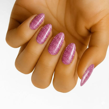Glitter Bug (autocollants pour ongles sans UV) : gros plan sur des ongles en amande à paillettes roses scintillantes