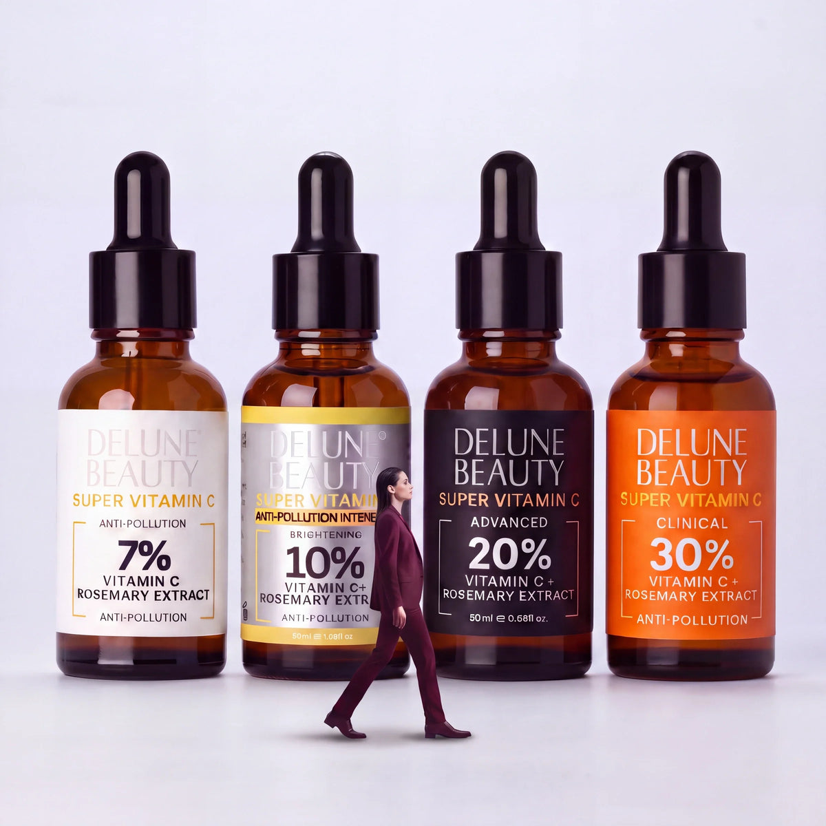 Transparence : une femme passe devant des flacons géants d’huile Super Vitamin C™ Delune à 7 %, 10 %, 20 % et 30 %